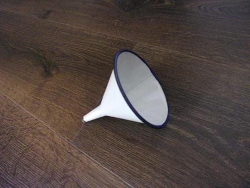 EMAILLE TRECHTER WIT MET BLAUWE RAND 15CM HOOG, Antiek en Kunst, Antiek | Emaille, Ophalen