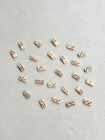 Zeldzame miniatuur dominostenen van been (ca. 1880–1910) beschikbaar voor biedingen