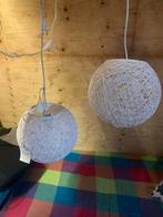 Twee witte hanglampen - bolvorm, Ophalen of Verzenden, Zo goed als nieuw, Stof, Minder dan 50 cm