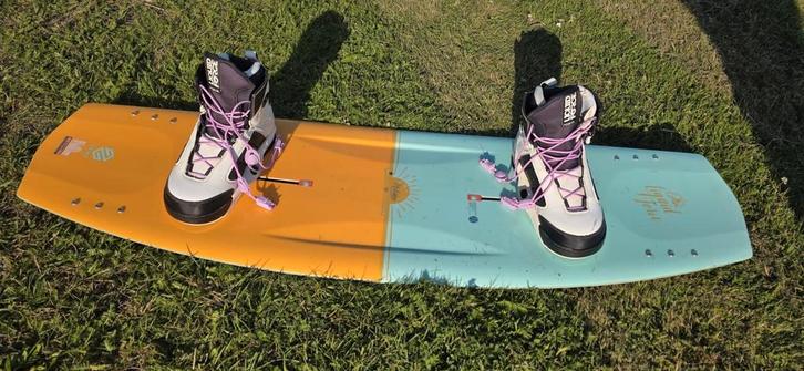 Liquid Force MELISSA 131 cm plus WOMENS TREK 4D Wakeboardset, Watersport en Boten, Wakeboarden, Zo goed als nieuw, Ophalen of Verzenden