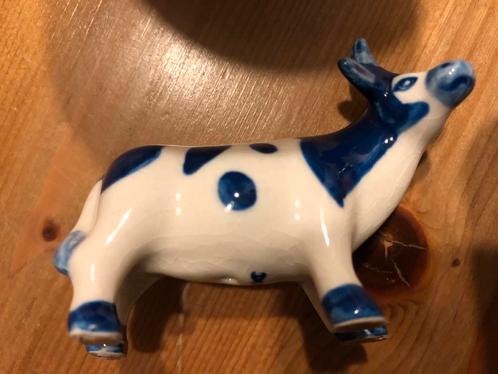 Beeldje Delft koe blauw wit 7 x 4,5 cm koeienbeeld, Verzamelen, Beelden en Beeldjes, Zo goed als nieuw, Dier, Ophalen of Verzenden