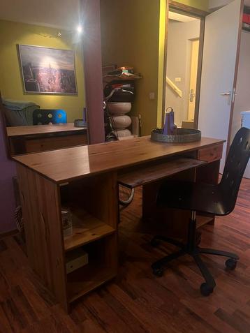 Houten bureau beschikbaar voor biedingen