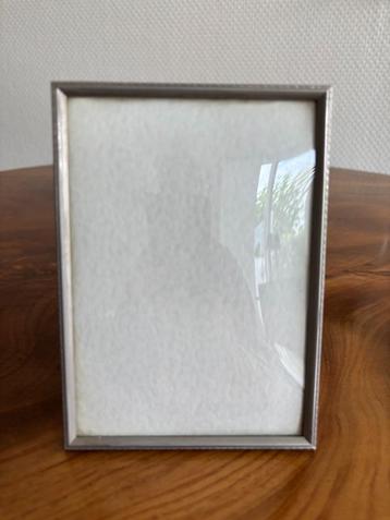 Vintage fotolijstje gedecoreerd metalen rand, bol glas 11*15 beschikbaar voor biedingen