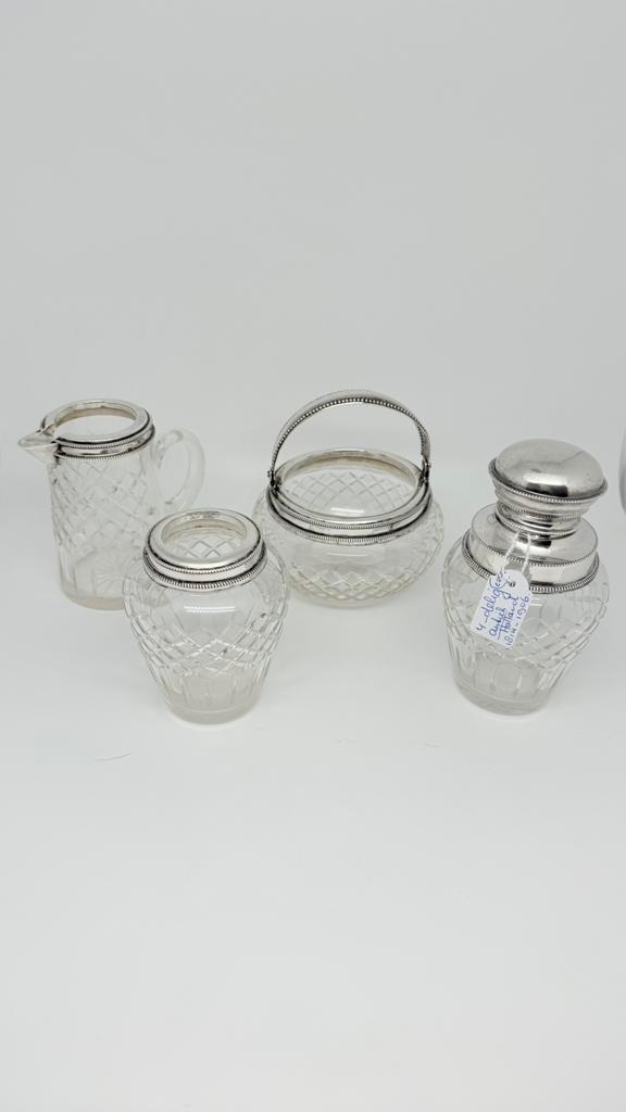 Zeer gave 4 delige kristallen set met zilveren parelrand., Antiek en Kunst, Antiek | Goud en Zilver, Zilver, Ophalen of Verzenden