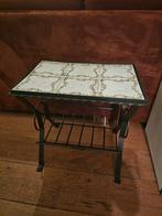 Tijdschriften Tafeltje IJzer & Tegels, Huis en Inrichting, 45 tot 60 cm, Minder dan 55 cm, Gebruikt, Metaal of Aluminium