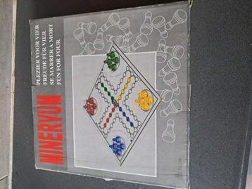 Glazen versie mens erger je niet keezenspel beschikbaar voor biedingen