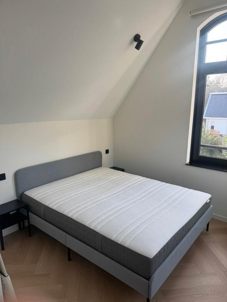 Bed frame, matras & 2 nachtkastjes van Ikea, Huis en Inrichting, Slaapkamer | Bedden, Gebruikt, Tweepersoons, 160 cm, 200 cm, Stof