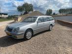 Mercedes-Benz E- 240 V6 2001 YOUNGTIMER Liefhebbers auto!, Auto's, Automaat, Zwart, 2597 cc, Stationwagon