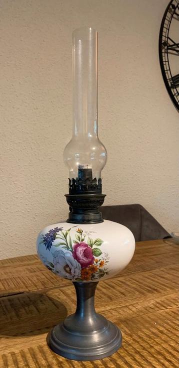 Olielamp Bloemen met Tinnen voet beschikbaar voor biedingen