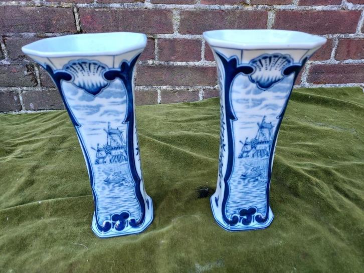 Set van 2 Delftsblauwe kastvazen 1952 met molendecor., Antiek en Kunst, Antiek | Vazen, Verzenden