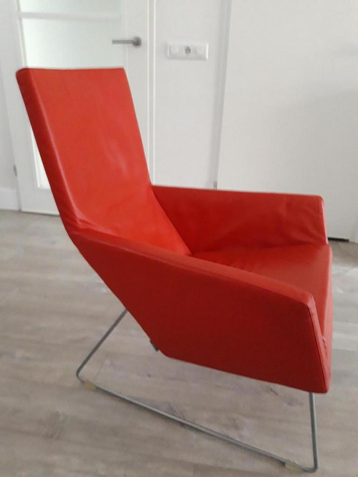 Label Don design fauteuil kleur warm rood, Huis en Inrichting, Fauteuils, Gebruikt, Leer, 50 tot 75 cm, Minder dan 75 cm, Ophalen