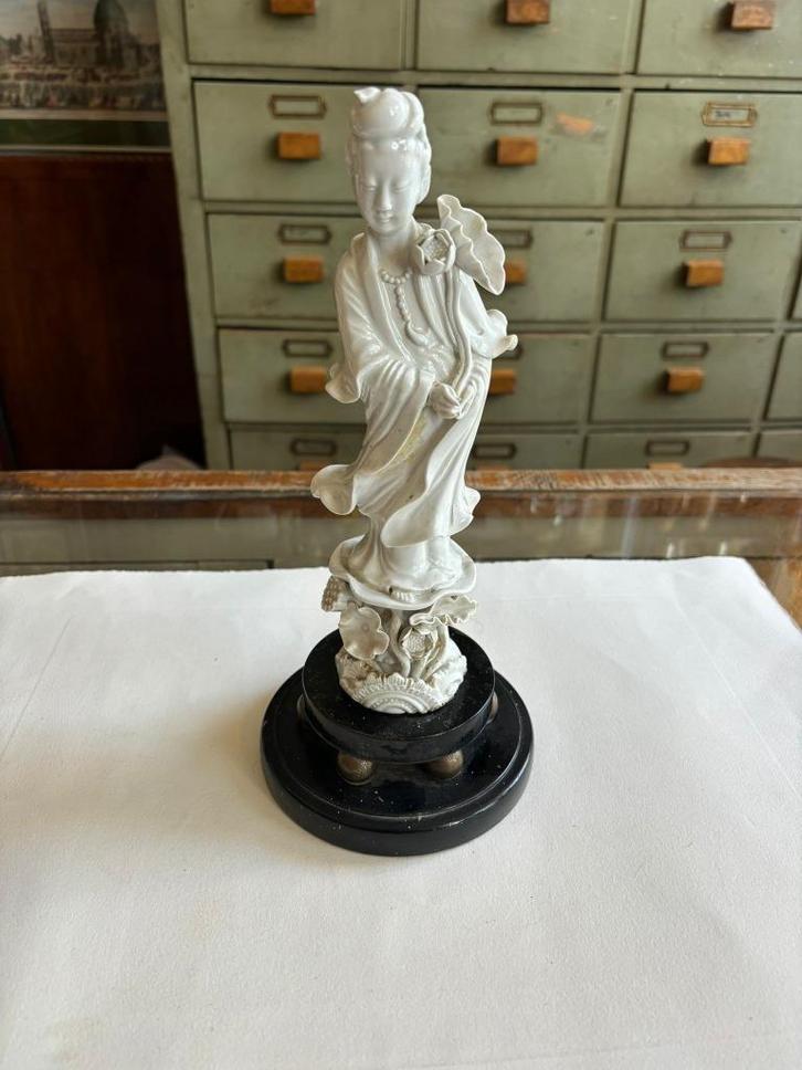 Porseleinen Guanyin beeld – Blanc de Chine stijl., Antiek en Kunst, Antiek | Porselein, Ophalen of Verzenden