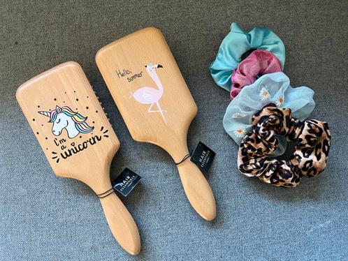 2 houten haarborstels met 4 gratis scrunchies, Sieraden, Tassen en Uiterlijk, Uiterlijk | Haarverzorging, Zo goed als nieuw, Ophalen of Verzenden