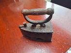 Oud gietijzeren strijkijzer, Antiek en Kunst, Ophalen of Verzenden