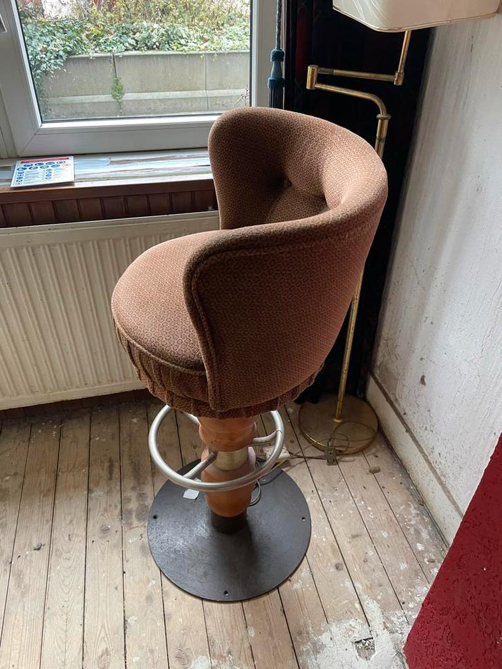 Vintage Barbiersstoel / Kruk - Stijlvol en Uniek, Huis en Inrichting, Barkrukken, Gebruikt, 90 cm of meer, Metaal, 1 kruk, In hoogte verstelbaar