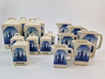 Complete set van 9 voorraadpotten en 6 kannen beschikbaar voor biedingen