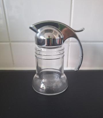 Suikerstrooier of melkkannetje. beschikbaar voor biedingen