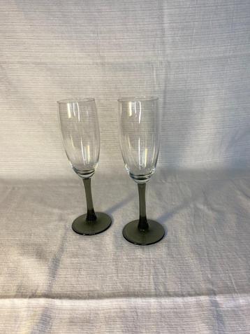 2x Vintage champagneglas met grijze voet beschikbaar voor biedingen