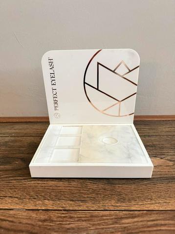 Perfect Eyelash / PE Cosmetics Brow Oil display beschikbaar voor biedingen