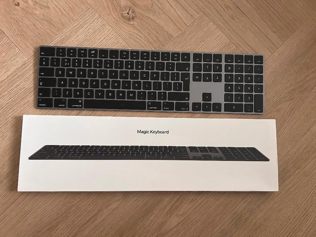 Apple magic keyboard met numeriek keypad, Computers en Software, Toetsenborden, Ophalen of Verzenden, Zo goed als nieuw, Draadloos