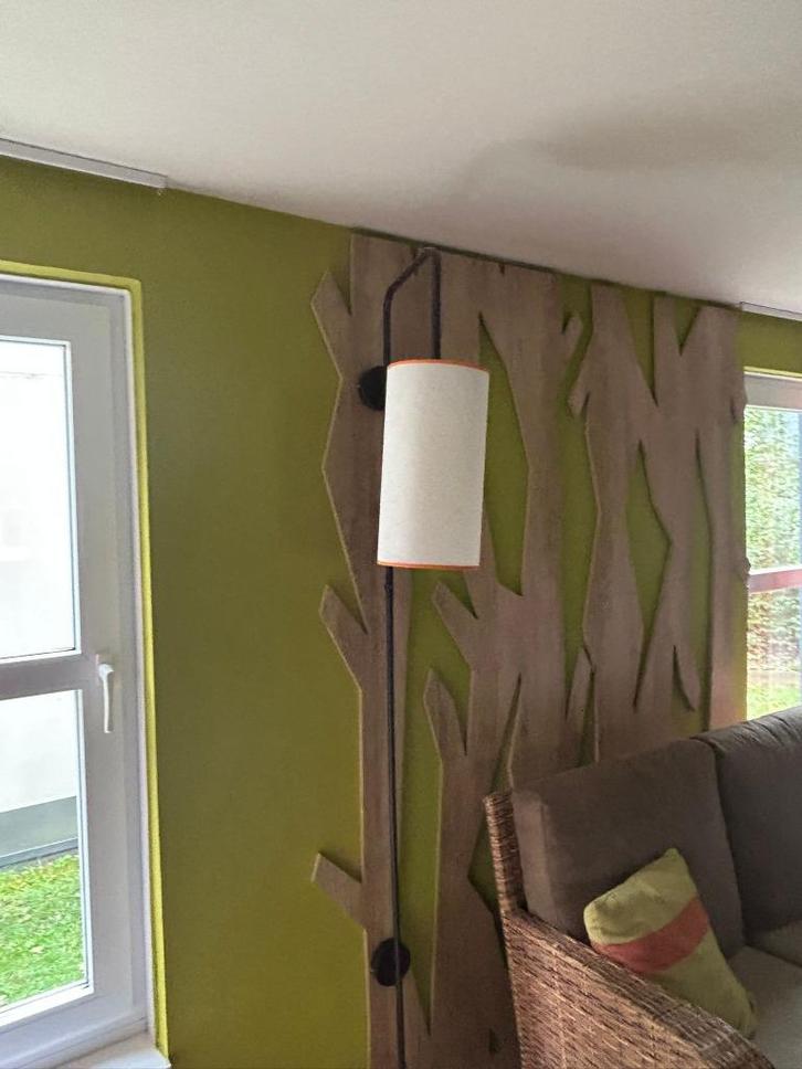 Moderne Industriële Gebogen Wandlamp – Zwart met Witte Kap, Huis en Inrichting, Lampen | Wandlampen, Zo goed als nieuw, Metaal