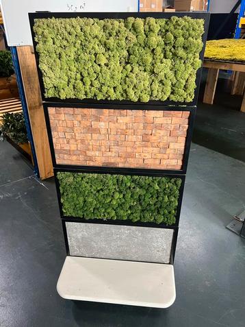 Roomdivider met mos, hout en steen beschikbaar voor biedingen