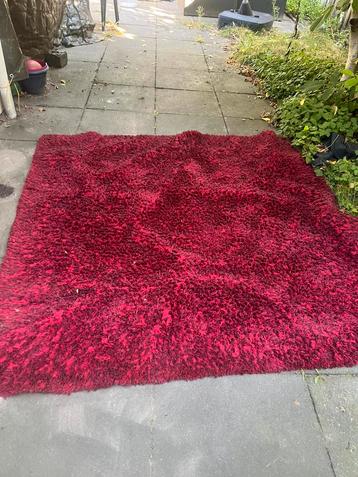 Een rood handgeknoopt tapijt te koop beschikbaar voor biedingen