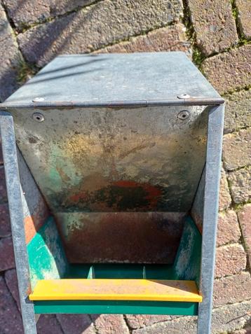 Metalen automatische voerautomaat beschikbaar voor biedingen