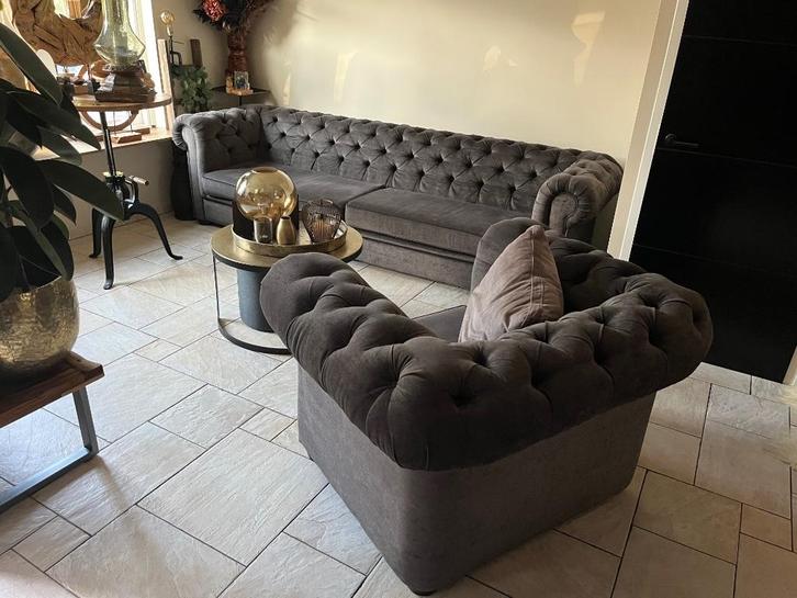 Chesterfield bank suede, Huis en Inrichting, Banken | Bankstellen, Zo goed als nieuw, Rechte bank, Vierpersoons of meer, 300 cm of meer
