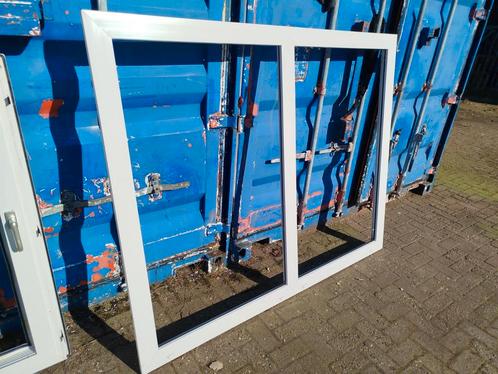 Kunststof kozijnen met glas en luchtroosters, Doe-het-zelf en Verbouw, Kozijnen en Schuifpuien, Zo goed als nieuw, Raamkozijn