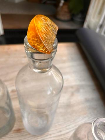 Diverse glazen flessen en glas riviera maison beschikbaar voor biedingen