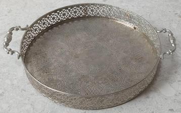 Gegraveerd metalen dienblad met twee handvatten beschikbaar voor biedingen