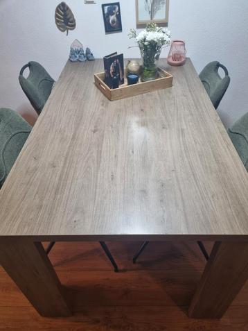 Eettafel  beschikbaar voor biedingen