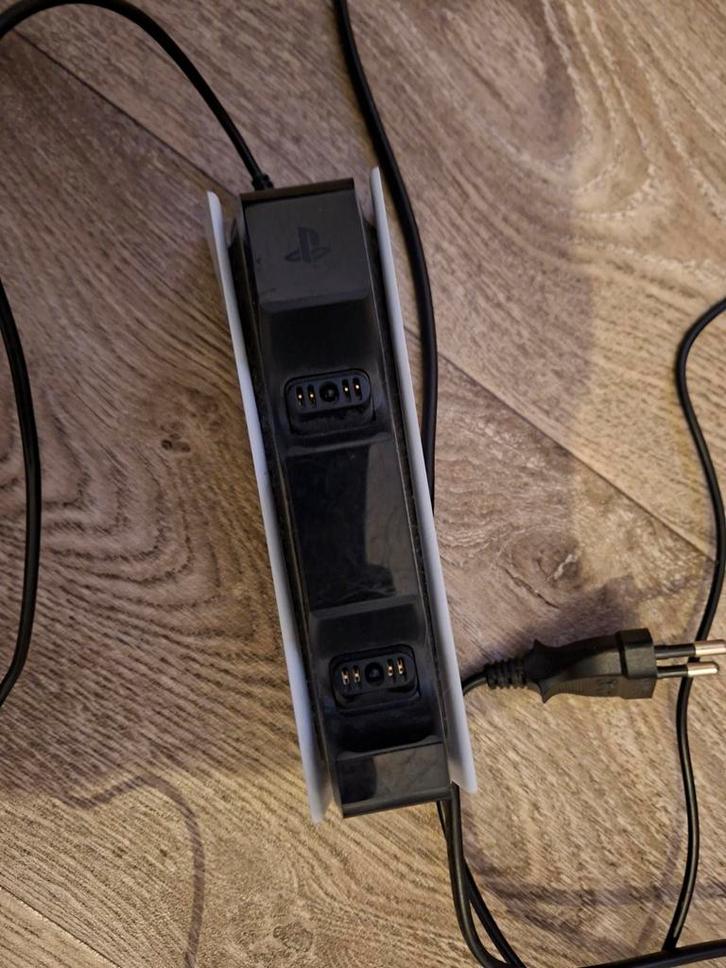 PS5 Controller Oplaadstation - Zo goed als nieuw, Spelcomputers en Games, Spelcomputers | Xbox | Accessoires, Zo goed als nieuw
