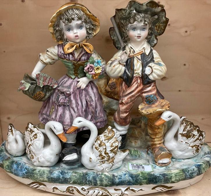Vintage Porseleinen Beeld: Jongen en Meisje met Zwanen, Antiek en Kunst, Kunst | Beelden en Houtsnijwerken, Ophalen of Verzenden