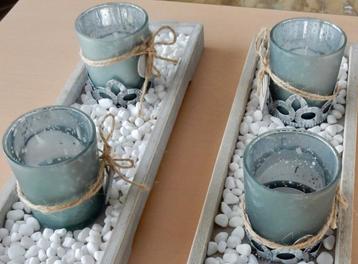 Decoratieve set waxinelichthouders in houten bakje beschikbaar voor biedingen