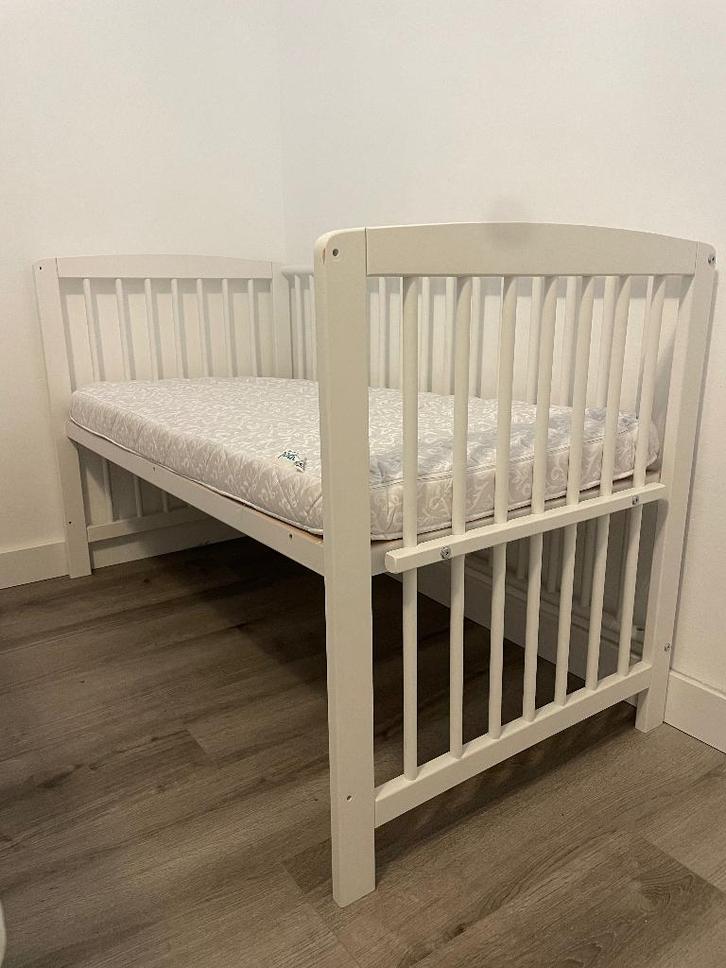 Baby bijzetbed wit hout 60-120, Kinderen en Baby's, Babywiegjes en Ledikanten, Zo goed als nieuw, Ledikant, Ophalen