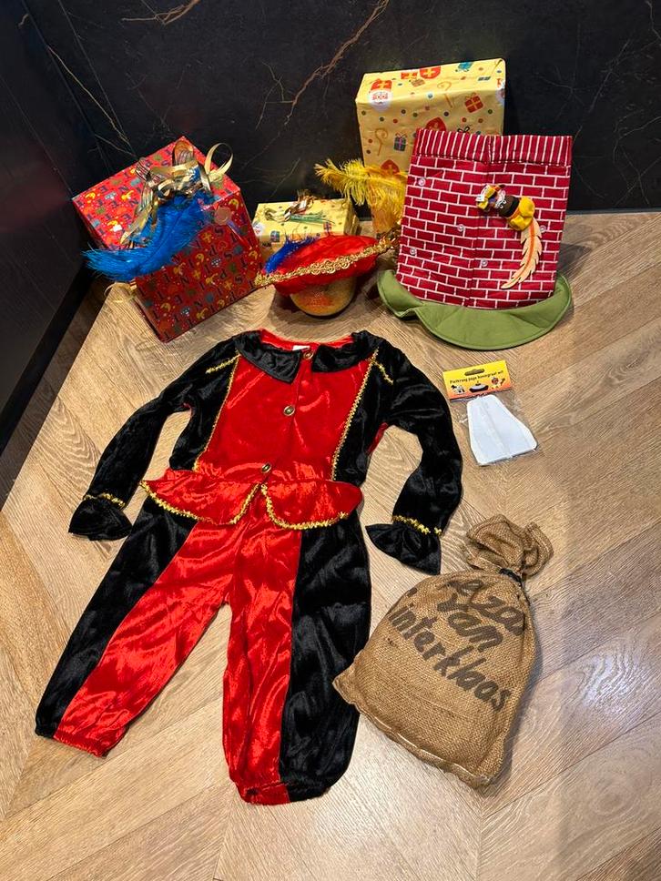Pietenpak rood zwart set maat 110 nieuw Sinterklaas, Diversen, Sinterklaas, Nieuw, Ophalen of Verzenden