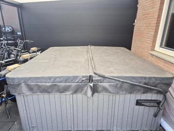 Te koop jacuzzi Ibiza 6 pers. 1 lig 5 zitplaatsen 3jaar oud beschikbaar voor biedingen