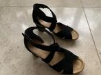 Mooie open hakschoen van Rieker, Mt 39, zwart suede., Schoenen met lage hakken, Zwart, Ophalen of Verzenden, Zo goed als nieuw
