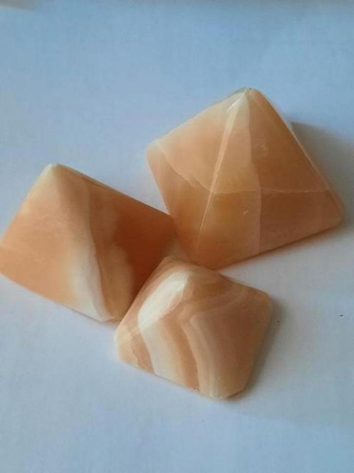 Onyx piramides , 3-delige set, Verzamelen, Mineralen en Fossielen, Mineraal, Ophalen of Verzenden