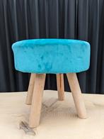 Leuk krukje turquoise/turkoois velvet look met houten poten!, Huis en Inrichting, Krukjes, Overige materialen, Ophalen of Verzenden