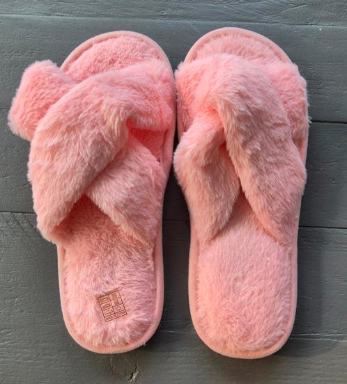 Roze fluffy pantoffels nieuw! 39-41, Kleding | Dames, Sokken en Kousen, Nieuw, Roze, Ophalen of Verzenden