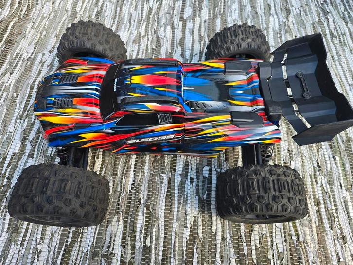 Traxxas Sledge - Belted Blue - 2025 - 4 accu's + skidplate, Hobby en Vrije tijd, Modelbouw | Radiografisch | Auto's, Zo goed als nieuw