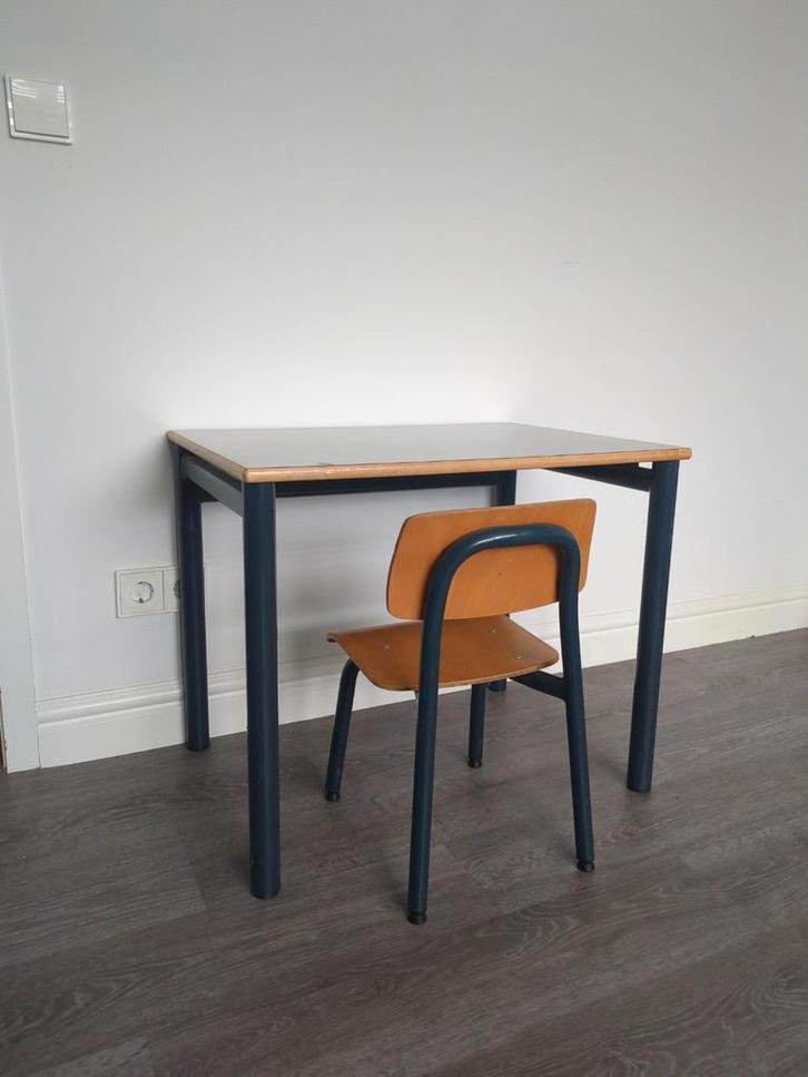 Oud schooltafeltje met stoeltje, Kinderen en Baby's, Kinderkamer | Tafels en Stoelen, Gebruikt, Tafel(s) en Stoel(en), Ophalen