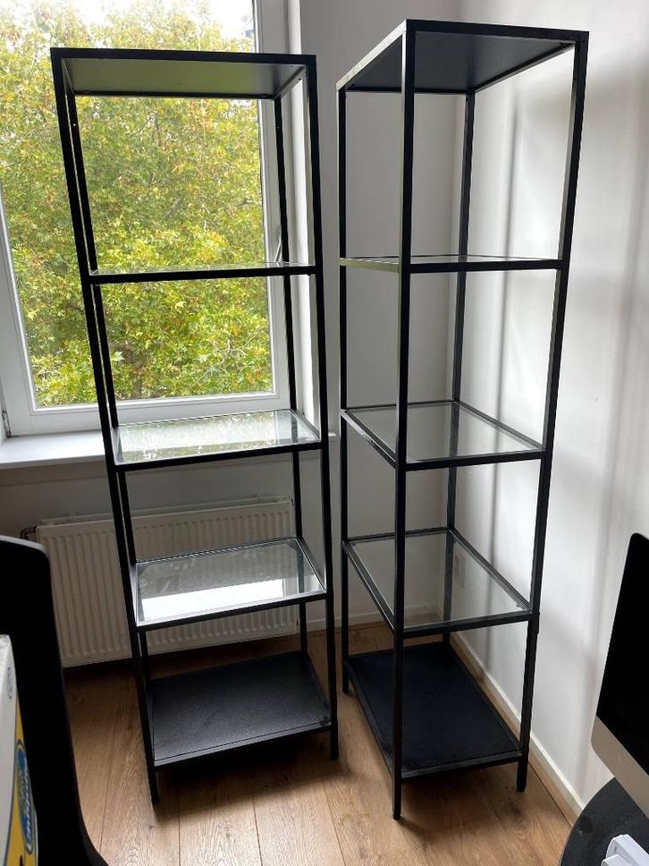 2x Ikea Vittsjö vitrinekast, Huis en Inrichting, Kasten | Vitrinekasten, Zo goed als nieuw, 150 tot 200 cm, 50 tot 100 cm, 25 tot 50 cm