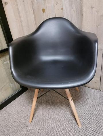 Kuipstoelen kunststof met houten onderstel 5x beschikbaar voor biedingen