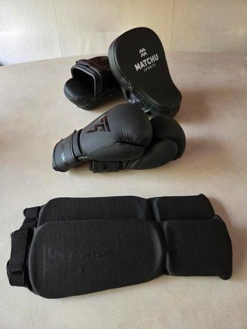 Kickbox set: Handschoenen, scheenbeschermers, pads beschikbaar voor biedingen
