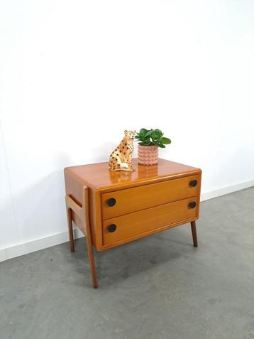 Teak ladekast met zwarte metalen grepen, vintage tv meubel beschikbaar voor biedingen