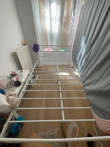 GRATIS MOET WEG VANWEGE VERHUIZINGBed frame metaal